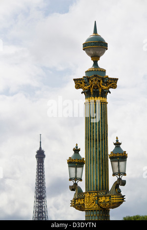 Vue d'une belle colonne détaillée à la place de la Concorde, Paris, France. Banque D'Images