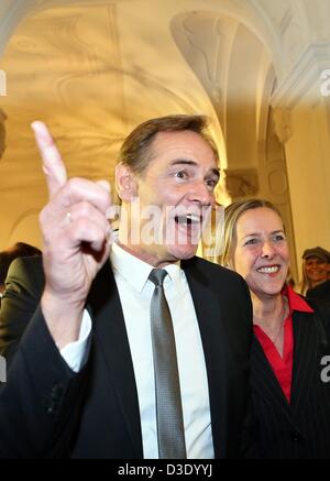 Le titulaire et vainqueur de l'élection à la mairie Burkhard Jung et sa femme Juliane Kirchner-Jung (R) arriver à l'hôtel de ville de Leipzig, Allemagne, 17 février 2013. Jung a été élu maire de Leipzig dans le second vote avec 44  % des voix. Photo : JAN WOITAS Banque D'Images