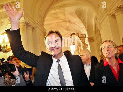 Le titulaire et vainqueur de l'élection à la mairie Burkhard Jung et sa femme Juliane Kirchner-Jung (retour R) arrivent à l'hôtel de ville de Leipzig, Allemagne, 17 février 2013. Jung a été élu maire de Leipzig dans le second vote avec 44  % des voix. Photo : JAN WOITAS Banque D'Images