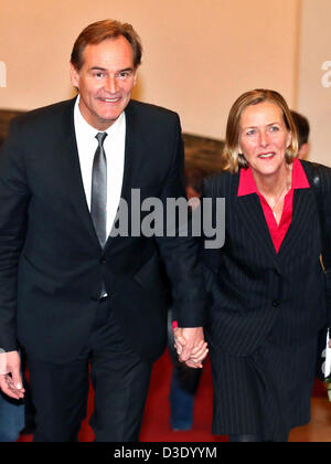 Le titulaire et vainqueur de l'élection à la mairie Burkhard Jung et sa femme Kirchner-Jung Juliane arrivent à l'hôtel de ville de Leipzig, Allemagne, 17 février 2013. Jung a été élu maire de Leipzig dans le second vote avec 44  % des voix. Photo : JAN WOITAS Banque D'Images