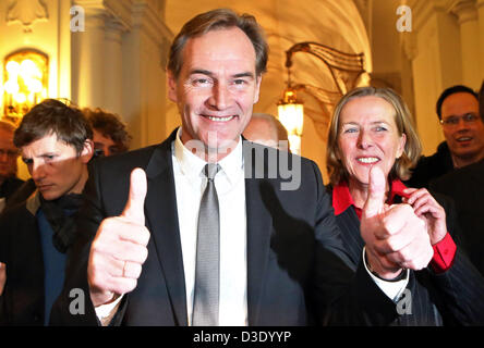 Le titulaire et vainqueur de l'élection à la mairie Burkhard Jung et sa femme Juliane Kirchner-Jung (R) arriver à l'hôtel de ville de Leipzig, Allemagne, 17 février 2013. Jung a été élu maire de Leipzig dans le second vote avec 44  % des voix. Photo : JAN WOITAS Banque D'Images