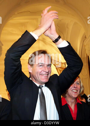 Le titulaire et vainqueur de l'élection à la mairie Burkhard Jung et sa femme Juliane Kirchner-Jung (retour R) arrivent à l'hôtel de ville de Leipzig, Allemagne, 17 février 2013. Jung a été élu maire de Leipzig dans le second vote avec 44  % des voix. Photo : JAN WOITAS Banque D'Images