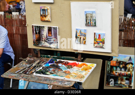 Des peintures et des outils de l'artiste à l'écran, Montmartre, Paris, France. Banque D'Images