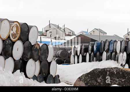 La toundra arctique Canada camp de carburant diesel 45 gallons barils camp Banque D'Images