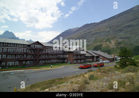 Le Many Glacier Hotel, situé dans le parc national des glaciers, propose un hébergement historique offrant une vue imprenable sur les montagnes environnantes et les paysages immaculés du glacier. C'est un endroit populaire pour les visiteurs qui explorent le parc. Banque D'Images