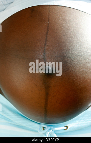 Pregnant African woman's estomac, 8ème mois Banque D'Images