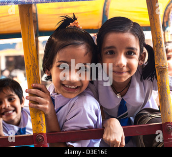 Les filles de l'école indienne, Varanasi, Inde Banque D'Images