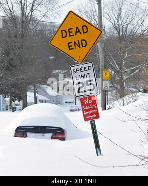 Voitures empilées en neige après blizzard Nemo a frappé New York, le dumping de neige record. Un état d'urgence a été déclaré après la tempête Banque D'Images