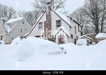 Voitures empilées en neige après blizzard Nemo a frappé New York, le dumping de neige record. Un état d'urgence a été déclaré après la tempête Banque D'Images