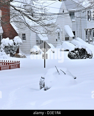 Voitures empilées en neige après blizzard Nemo a frappé New York, le dumping de neige record. Un état d'urgence a été déclaré après la tempête Banque D'Images