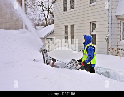 New Haven--Un homme utilise une souffleuse à neige dans la région de New Haven après Nemo, la pire tempête en CT dans l'histoire Banque D'Images