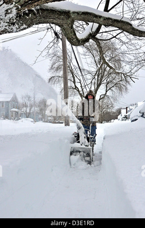 New Haven--Un homme utilise une souffleuse à neige dans la région de New Haven après Nemo, la pire tempête en CT dans l'histoire Banque D'Images