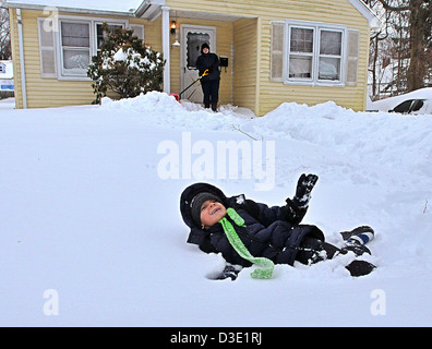 New Haven--enfant, 6, apprécie la neige sur Beverly Drive à New Haven après blizzard Nemo, la plus grande tempête à frapper la région Banque D'Images