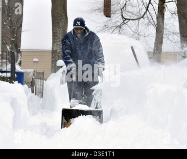 New Haven--Un homme utilise une souffleuse à neige dans la région de New Haven après Nemo, la pire tempête en CT dans l'histoire Banque D'Images