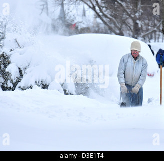 New Haven--Un homme utilise une souffleuse à neige dans la région de New Haven après Nemo, la pire tempête en CT dans l'histoire Banque D'Images