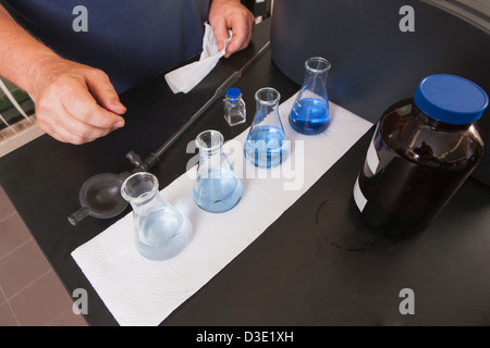 Bouteilles de solution indigo avec de l'eau ozonée dans l'usine de traitement de l'eau Banque D'Images