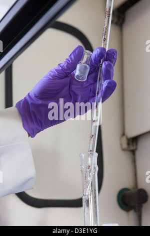 À l'aide scientifique de laboratoire pipette pour ajouter un réactif pour faire une analyse chimique Banque D'Images