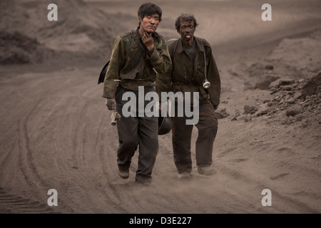 Domaine DU CHARBON WUDA, WU HAI, Mongolie intérieure, CHINE - AOÛT 2007 : mineurs venant de l'équipe de marche hors de la zone du charbon. Banque D'Images