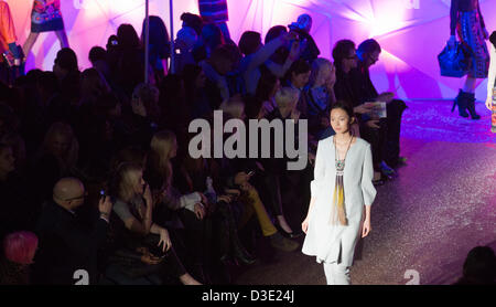 Londres, Royaume-Uni. Dimanche, 17 février, 2013, le Designer Matthew Williamson's show lors de la London Fashion Week à Somerset House. Photo : Alamy/CatwalkFashion Live News Banque D'Images