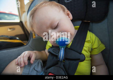 Bébé garçon endormi sur un siège de voiture avec tétine, Block Island, Rhode Island, USA Banque D'Images