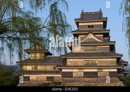 16ème siècle Château de Matsumoto, également connu sous le nom de Château-de-Corbeau, est un trésor national du Japon construit par Shimadachi Sadanaga. Banque D'Images