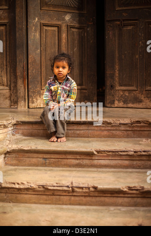 Little Indian girl sitting on steps, Varansi, Inde Banque D'Images