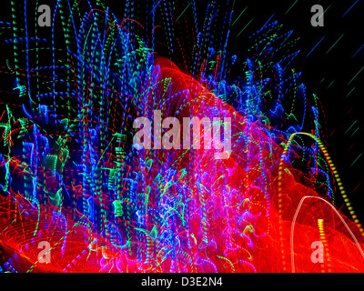 Effet de mouvement floue de lignes aériennes de la rue éclairée decoratios - France. Banque D'Images