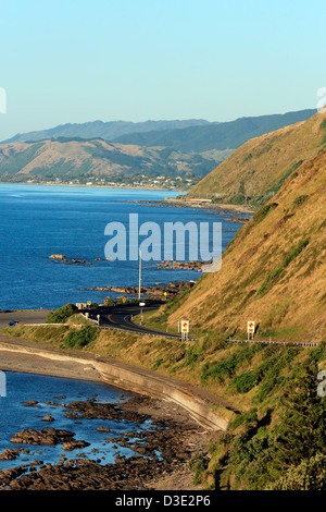 La route principale sur la côte Kapiti entre Pukerua Bay et Paekakariki. Banque D'Images