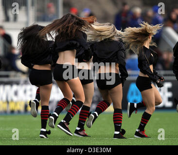 Hendon, au nord de Londres, UK Saracens v Exeter Chiefs rugby 16 Février 2013 Les Sarrasins danseuses avec leurs cheveux volant autour. Pic : Paul Marriott Photography/Alamy Live News Banque D'Images