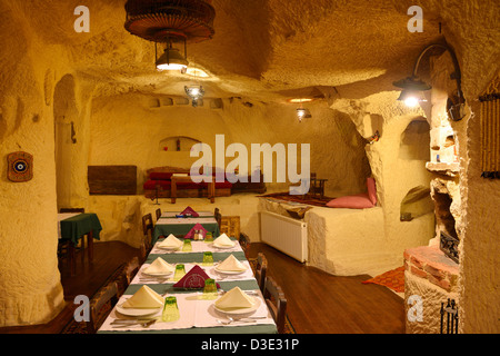 L'intérieur d'Urgup evi cave hotel rock chambre salle à manger creusée dans le tuf volcanique en Cappadoce Turquie Banque D'Images