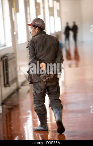 MINE DE CHARBON XIMING, Taiyuan, Chine - AOÛT 2007 : un mineur se rend à la douche à la fin de son quart de travail sous terre. Banque D'Images