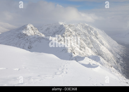 La célèbre Aonach Eagach mountain ridge i hiver à Glencoe, les Highlands écossais Banque D'Images