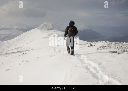 La randonnée en hiver en Ecosse. Walker mâle sur le sommet d'Sgorr Fiannaidh nam à Glencoe Banque D'Images