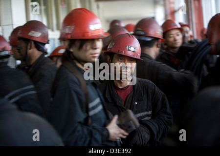 MINE DE CHARBON XIMING, Taiyuan, Chine - AOÛT 2007 : les mineurs à la fin de leur quart de leurs lampes des mineurs pour la charge. Banque D'Images