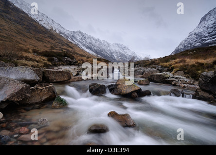 River Coe, Glencoe, avec la neige couverte de l'Aonach Eagach ridge dans l'arrière-plan Banque D'Images