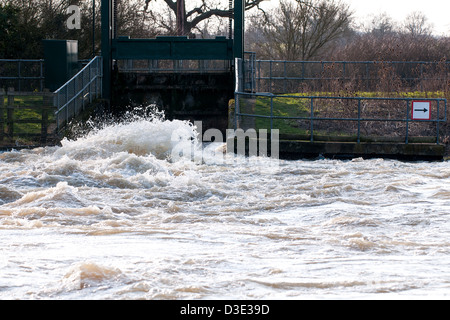 Les vannes à Alwalton près de Peterborough de blocage ouvert au cours de l'inondation des rivières. Banque D'Images