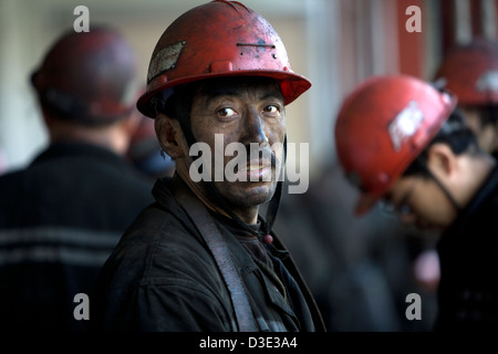 MINE DE CHARBON XIMING, Taiyuan, Chine - AOÛT 2007 : les mineurs à la fin de leur quart de leurs lampes des mineurs pour la charge. Banque D'Images