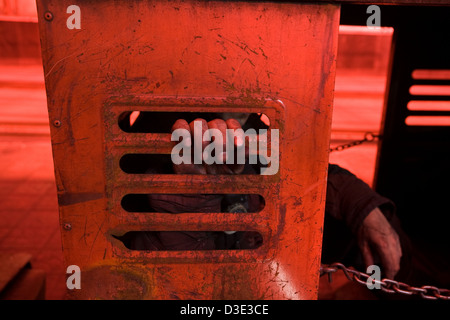 MINE DE CHARBON XIMING, Taiyuan, Chine - AOÛT 2007 : mineurs attendre à l'intérieur de la jauge étroite les trains électriques qui prendra à la clandestinité au début de leur quart de travail. Banque D'Images