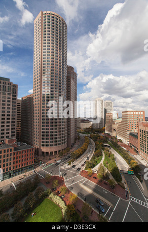 Gratte-ciel dans une ville, Rose Kennedy Greenway, le Boston Harbor Hotel, Rowe's Wharf, Boston, Massachusetts, USA Banque D'Images