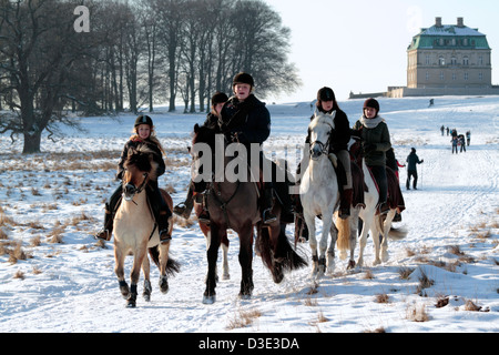 Les jeunes femmes, les cavaliers et les randonneurs, skieurs en face de l'Eremitageslot, Palais de l'Ermitage, sur un beau jour d'hiver à Dyrehaven. Banque D'Images