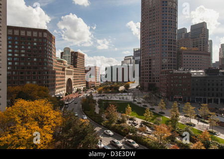 Gratte-ciel dans une ville, Rose Kennedy Greenway, le Boston Harbor Hotel, Boston, Massachusetts, USA Banque D'Images