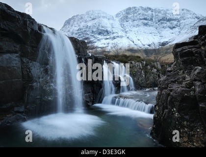 Cascades sur la rivière Coe, Glencoe, avec la neige a couvert Aonach Dubh en arrière-plan Banque D'Images