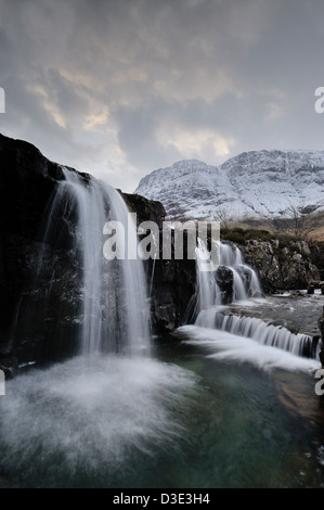 Cascades sur la rivière Coe, Glencoe, avec Aonach Dubh en arrière-plan Banque D'Images