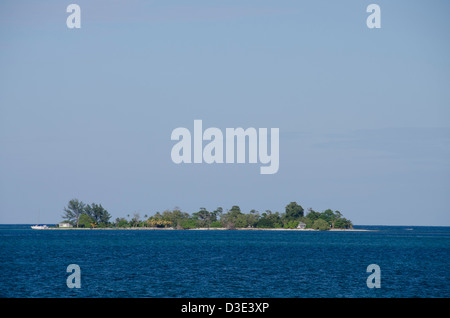 Le Belize, district de Stann Creek, la Sapotille Cayes Réserve Marine. Vue sur l'océan de Nicolas Caye. Banque D'Images