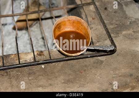 Belize, Punta Gorda, l'agouti Cacao ferme. Chocolat chaud fait maison boisson à base de cacao et épices fraîches. Banque D'Images