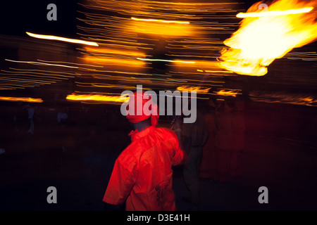Un homme tenant fire stick sur pleine lune festival à Colombo, Sri Lanka Banque D'Images