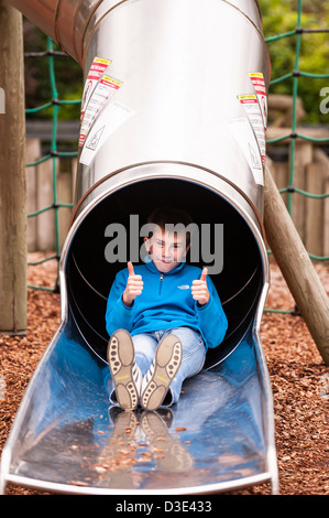 Un garçon joue sur la diapositive à Banham Zoo , Norfolk , Angleterre , Angleterre , Royaume-Uni Banque D'Images