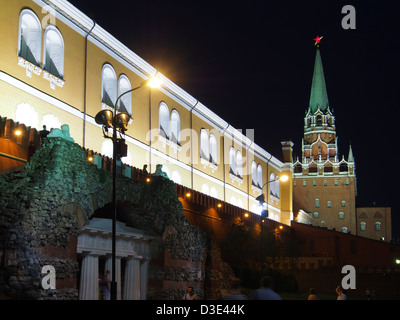 Le mur du Kremlin à Moscou, Fédération de Russie, et la Trinité (Troitskaya) Tour, entrée au Kremlin Banque D'Images