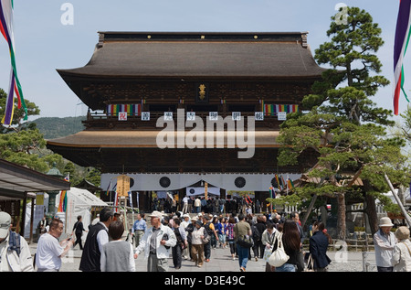 Visiteurs passent par la porte Sanmon restauré, une propriété culturelle importante, à l'entrée au Temple Bouddhiste Zenkoji à Nagano, Japon Banque D'Images