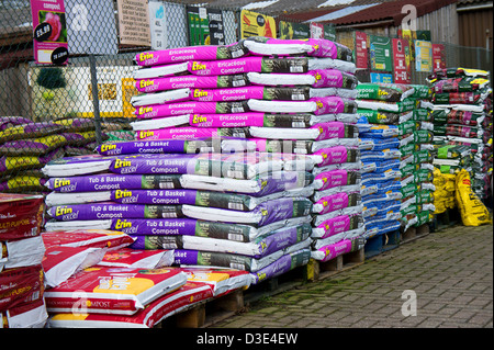 Sacs de compost sur la vente à un centre de jardinage Banque D'Images